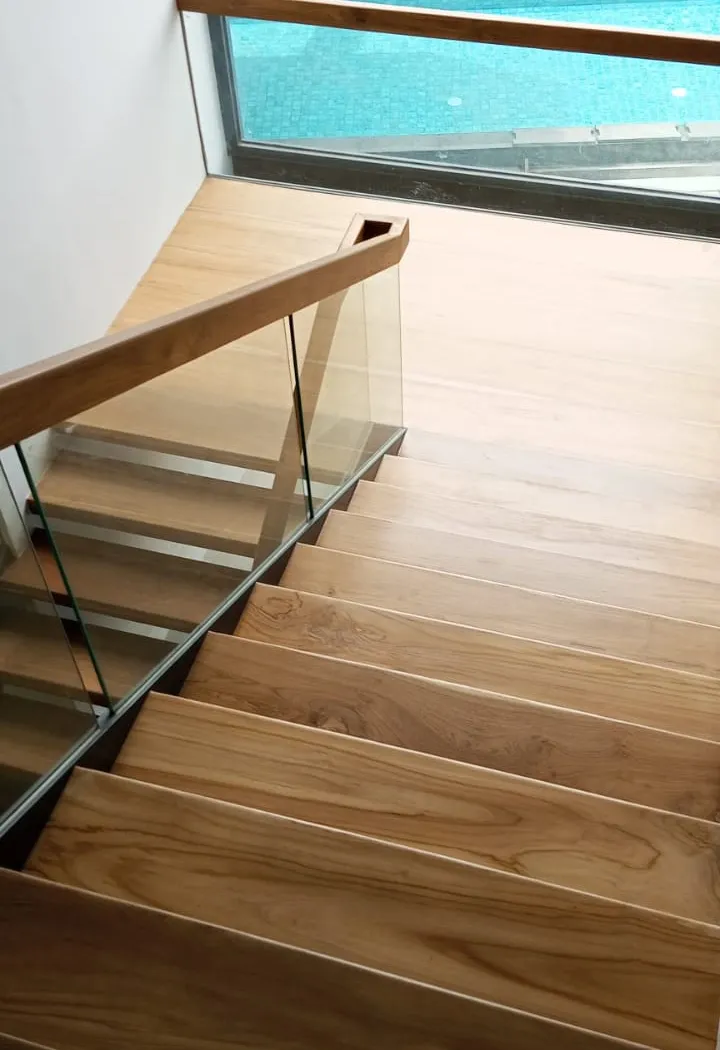 Detail tangga kayu modern pada hunian BSD