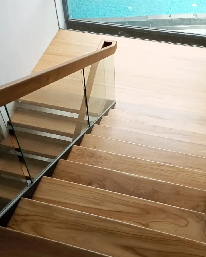 Detail proyek tangga kayu di BSD