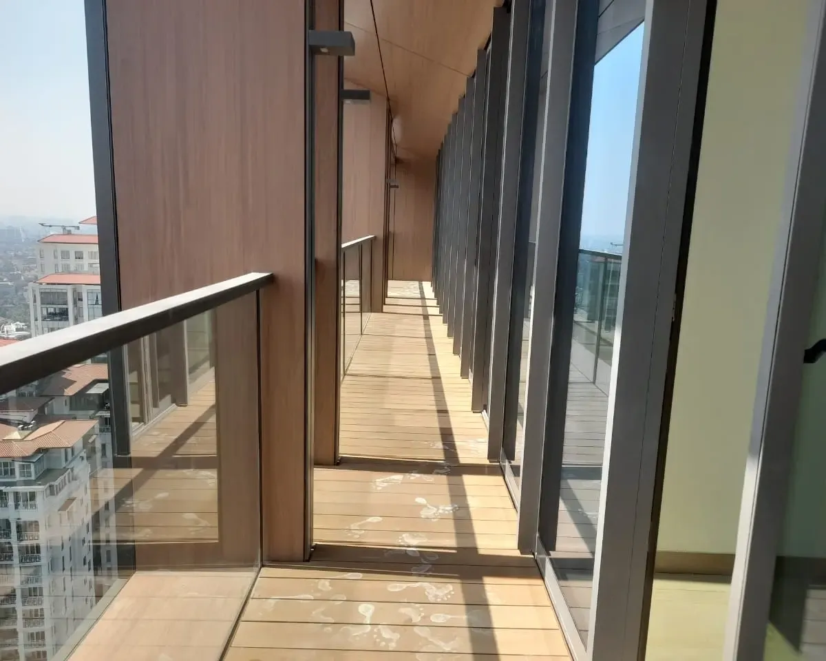 Deck Balkon Apartemen Dharmawangsa