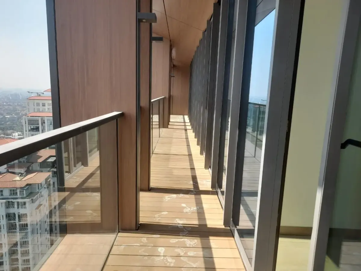 Deck Balkon Apartemen Dharmawangsa