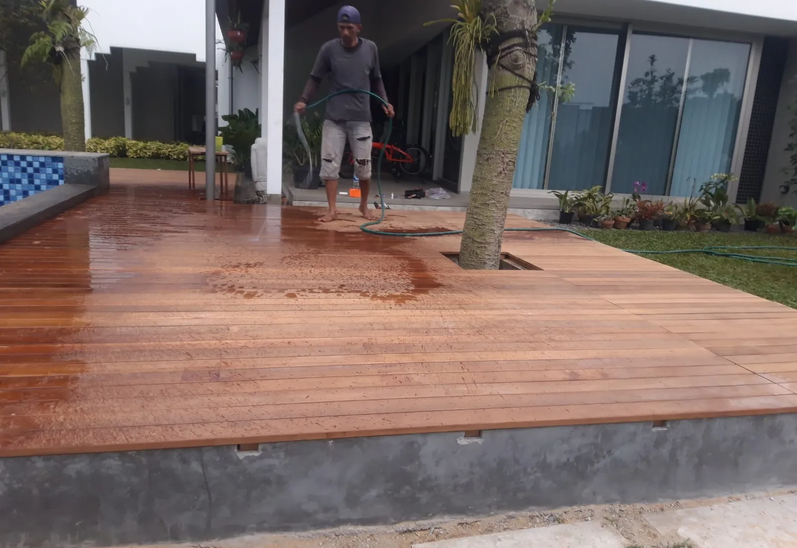 Deck kayu outdoor pada proyek Rancamaya, Bogor