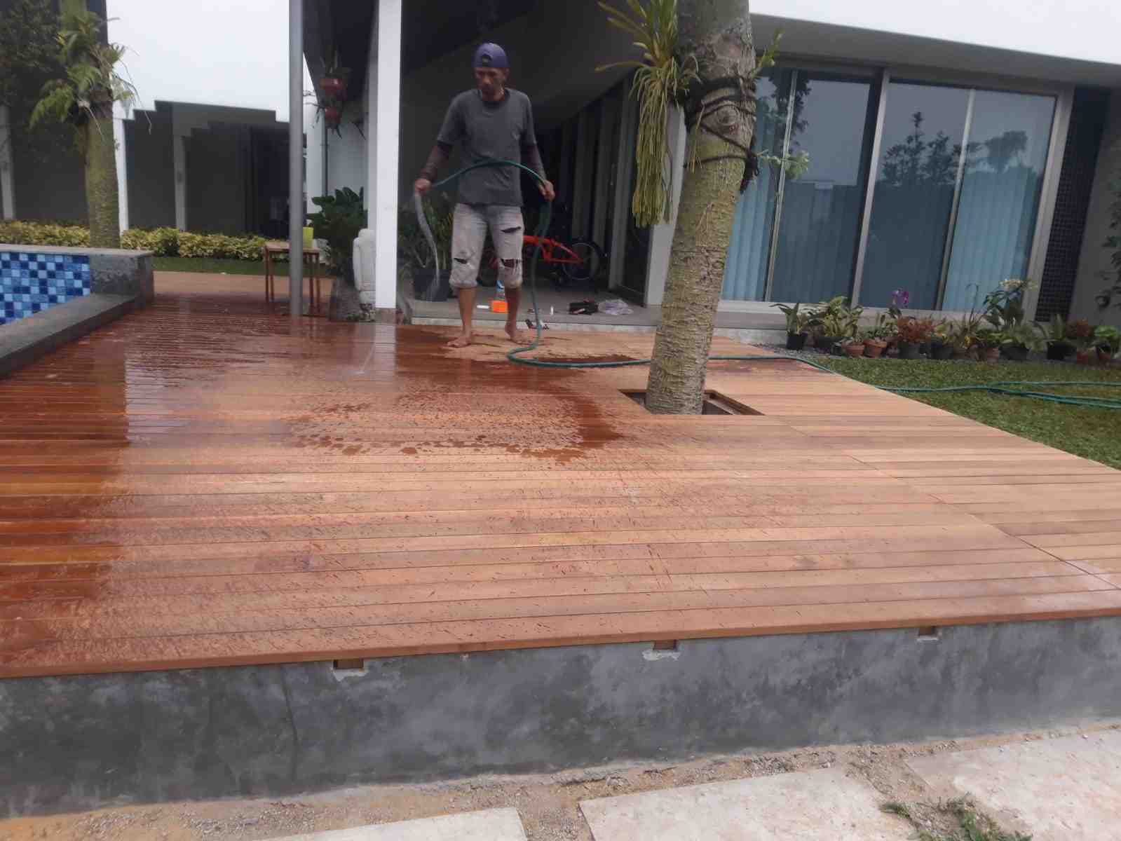 Deck kayu outdoor di hunian Jakarta
