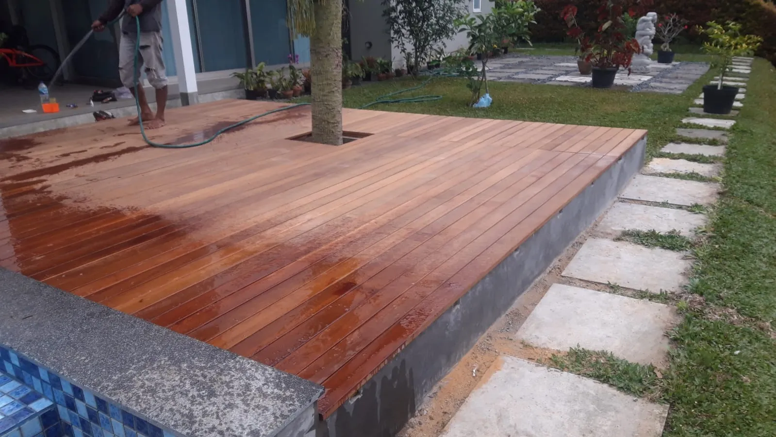 Mengapa Celah dan Drainase Menentukan Umur Decking Kayu