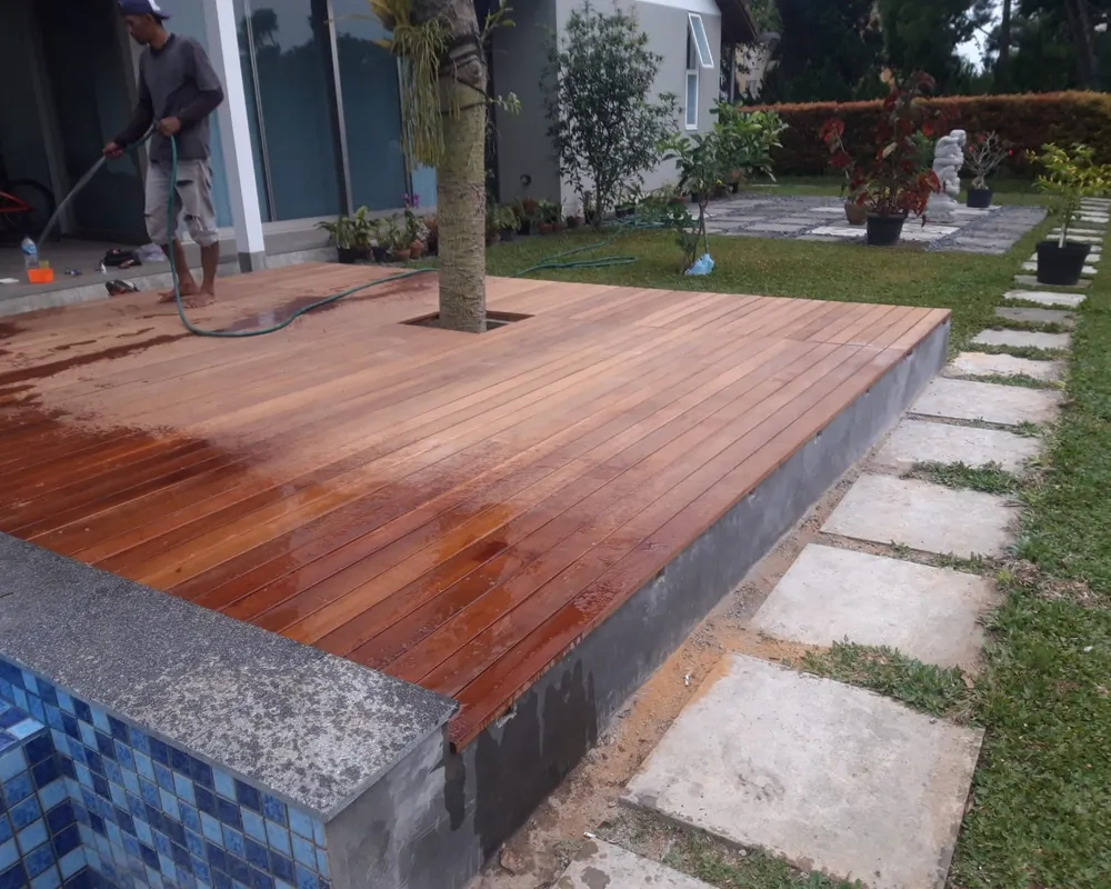 Mengapa Celah dan Drainase Menentukan Umur Decking Kayu