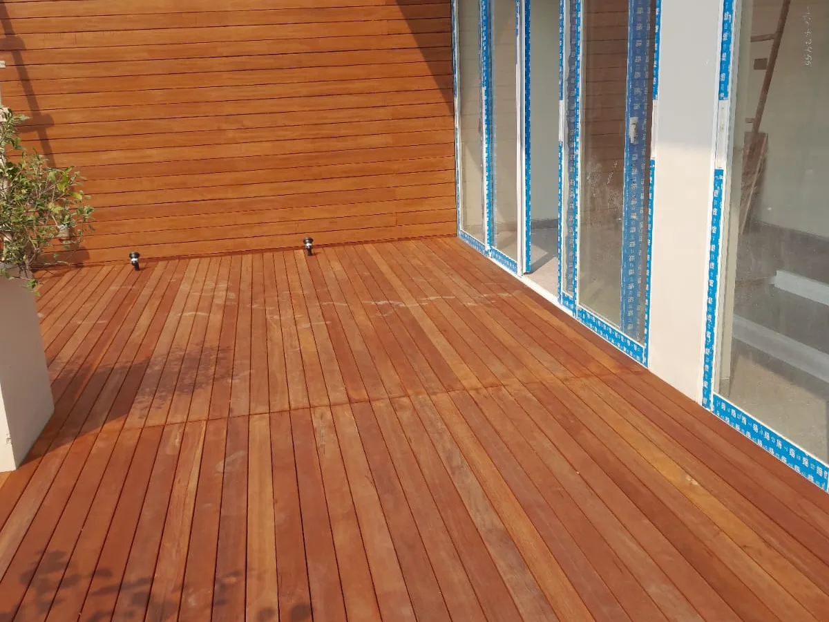 Ulin vs Bengkirai untuk Decking: Cara Memilih Berdasarkan Lokasi dan Perawatan