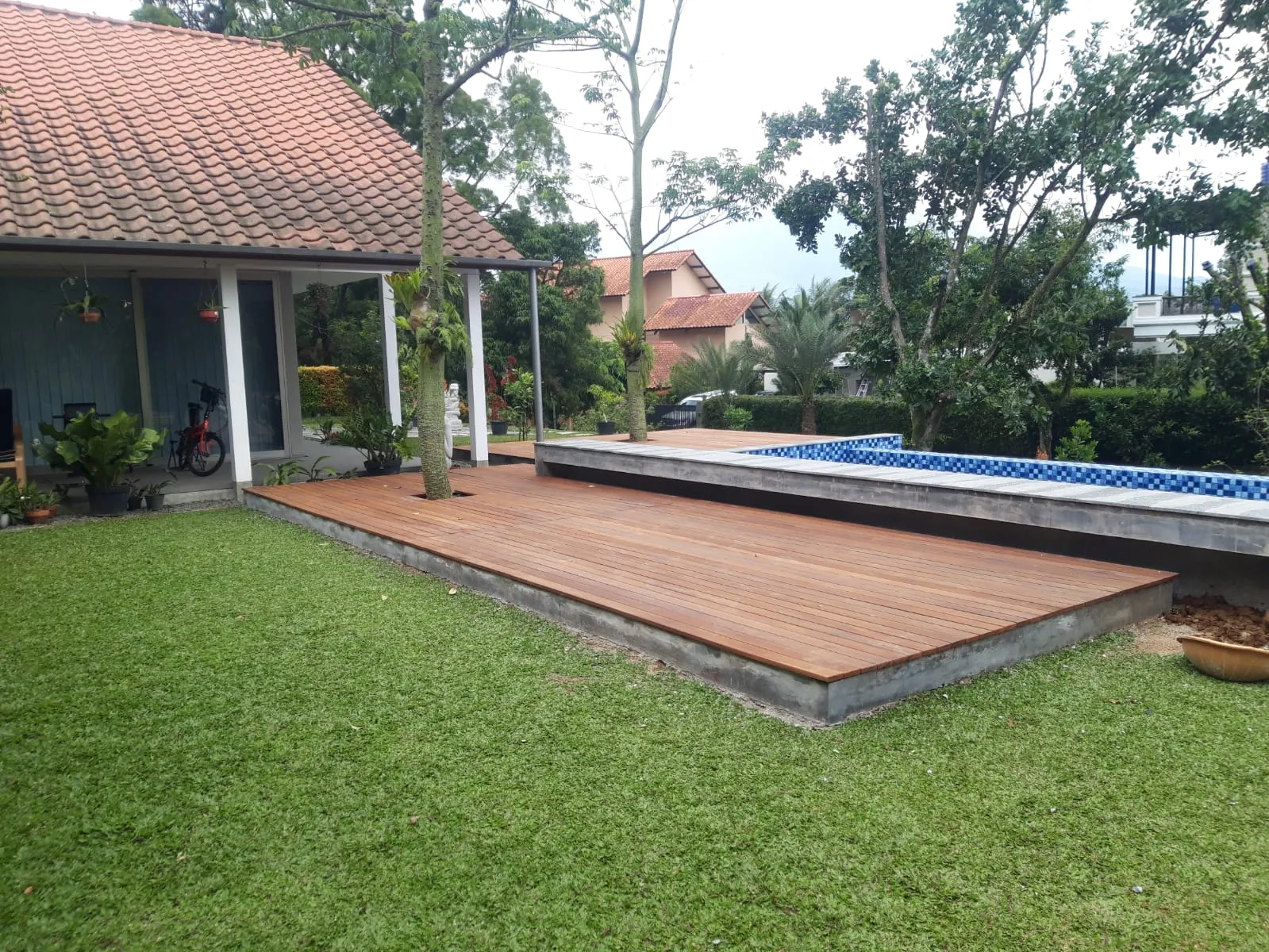 Pengerjaan lantai kayu premium di ruang keluarga mewah